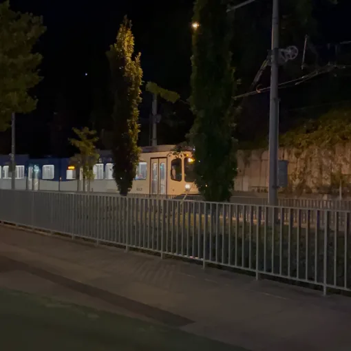 Photo of TriMet MAX car 110 heading northbound along the Harbor Viaduct in South Waterfront.